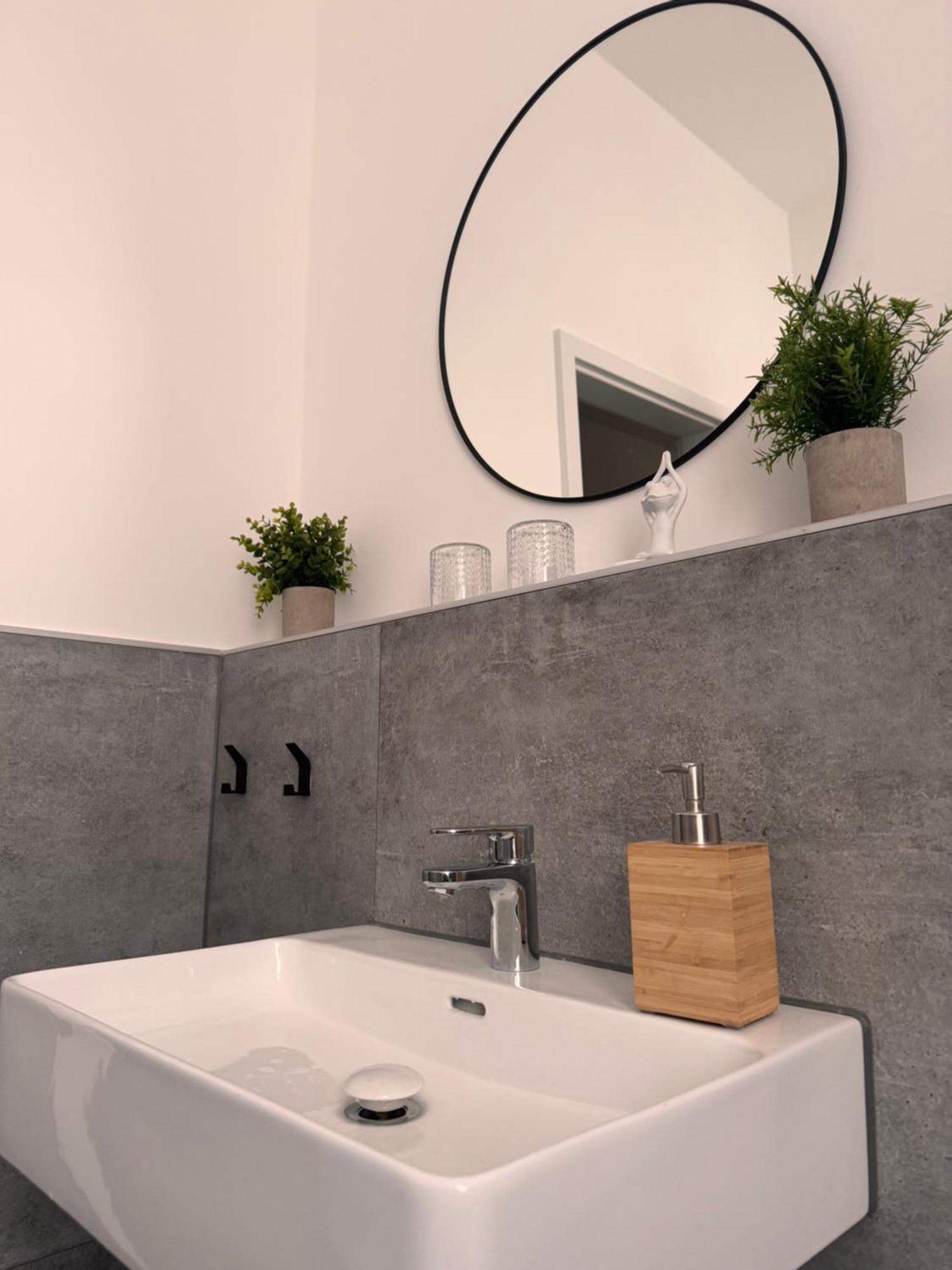 Apartment Im Zentrum Mit Parkplatz & Neuem Badezimmer *